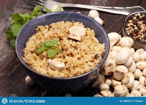 Risotto Met Paddestoelen Verse Kruiden En Parmezaanse Kaaskaas Stock