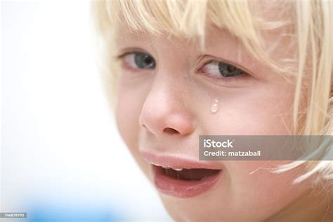 울음소리 여자아이 눈물에 대한 스톡 사진 및 기타 이미지 눈물 아이 클로즈업 Istock