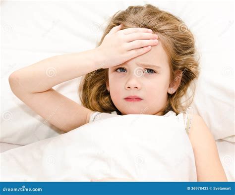 Petite Fille Malade Se Situant Dans Le Lit Photo Stock Image Du Petit