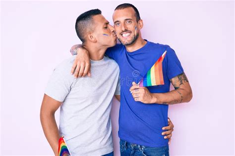 Joven Pareja De Hombres Gay Juntos En Amor Sosteniendo Orgullo Homosexual Colorida Bandera