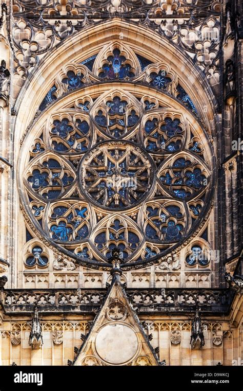 Detalle del rosetón gótico medieval en la fachada de la Catedral de San