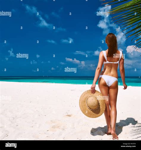 Frau Im Bikini Am Strand Auf Den Malediven Stockfotografie Alamy