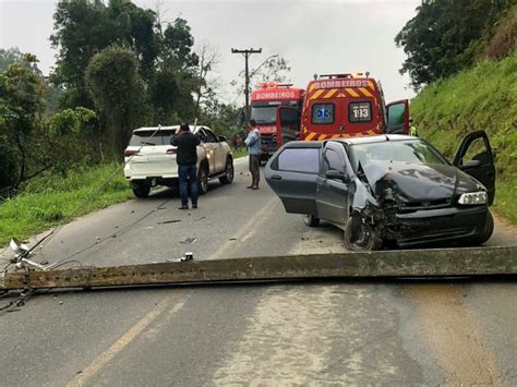 Carro Colide Contra Poste Em Rio Dos Cedros Nova FM 103 9