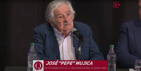 A José Mujica le hacen un homenaje y en pleno acto levanta la voz y lo