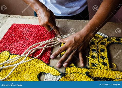 Artesano Que Hace Una Manta De La Tapicería De La Cuerda Imagen De