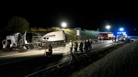 Autofahrer Prallt Frontal Gegen Lkw Und Stirbt