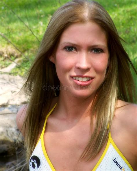 Blonde Joven Al Aire Libre Foto De Archivo Imagen De Gente
