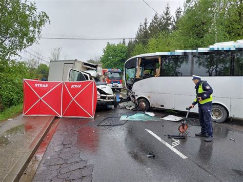 Czo Owe Zderzenie Dostawczaka I Autokaru W Wypadku Zgin Letni