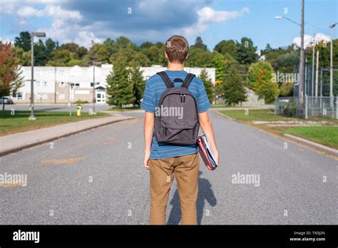 Adolescent Mâle Avec Le Dos Tourné à La Caméra Et à Marcher En