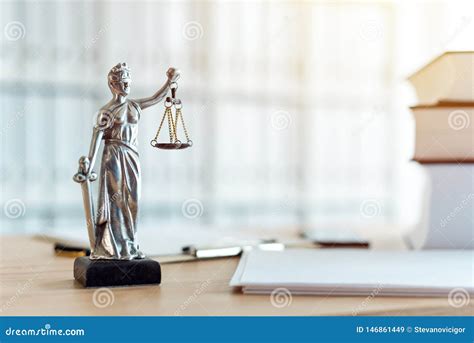 Est Tua Da Senhora Justice No Escrit Rio Da Empresa De Advocacia Imagem