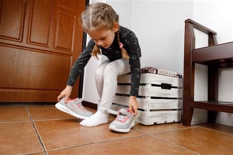 La niña se pone los zapatos Foto Premium