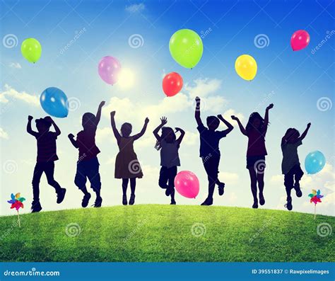 Les Enfants Jouant Dehors Monte En Ballon Ensemble Image Stock Image