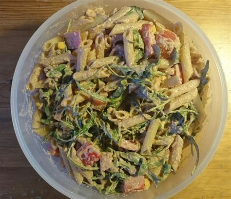 Veganer Nudelsalat mit Walnuss Olivendressing von Antikörper