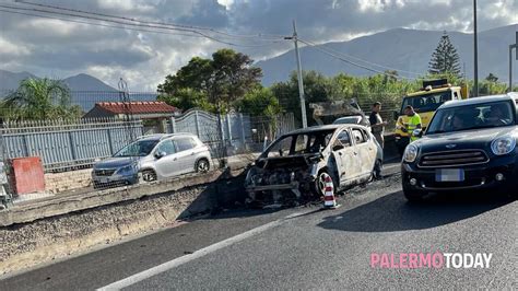 Macchina Avvolta Dalle Fiamme A Carini Traffico In Tilt Sull