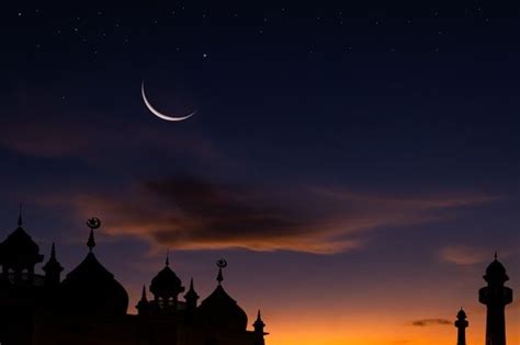 Ciel De Croissant De Lune Sur Crépuscule Bleu Foncé Sur La Mosquée