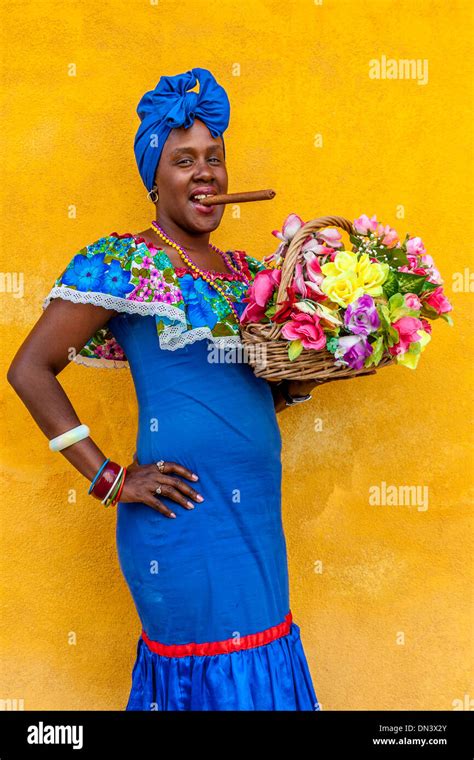 Traje Tradicional Cubano Para Niña Fotografías E Imágenes De Alta Resolución Alamy