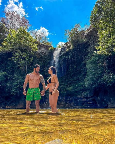 Rodolffo curte momento romântico em cachoeira a namorada