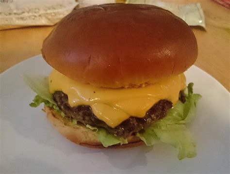 A Simple Homemade Cheeseburger That Can Be Eaten Without A Knife And Fork Tonightsdinner