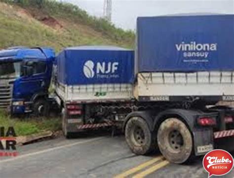 Carreta Bate De Frente Caminhonete Uma Pessoa Morre E Outra Fica