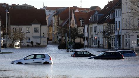 Schwere Sturmflut An Der Ostsee Droht Sturm Und Orkan Aus Osten