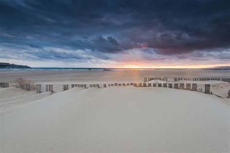 Dram Tico P R Do Sol E Nuvens De Tempestade Sobre A Praia Em Tarifa