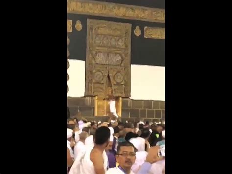 Seseorang Berusaha Membuka Pintu Kabah Apa Yang Terjadi Saudinesiaid