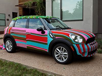 Старательная женщина обвязала кроссовер Mini Countryman: ru_knitting ...