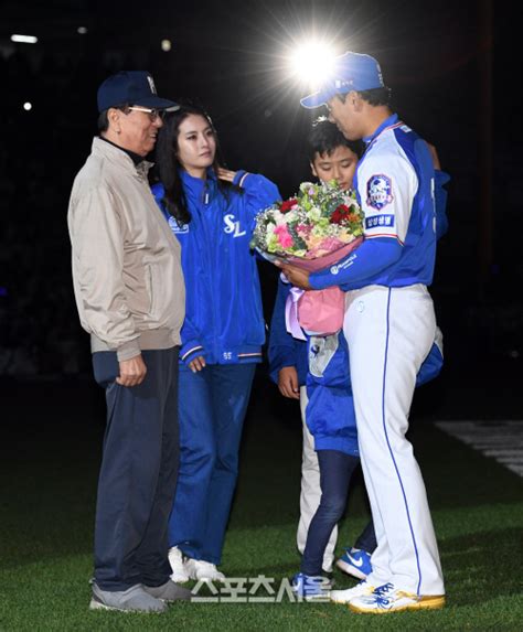 Ss포토 가족들의 꽃다발 받는 이승엽