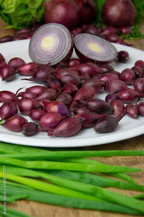 Allium Cepa Red Baron Cebula Dymka W Kuchni Foto De Stock Adobe Stock