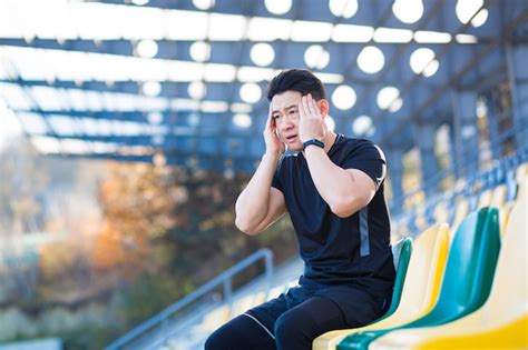 Atleta Masculino Cansado Descansando Asi Tico Segurando Sua Cabe A