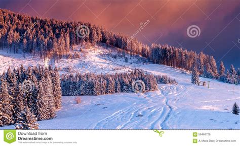 Berglandschaft Im Winter Umfasst Mit Schnee Mit Einem Bunten