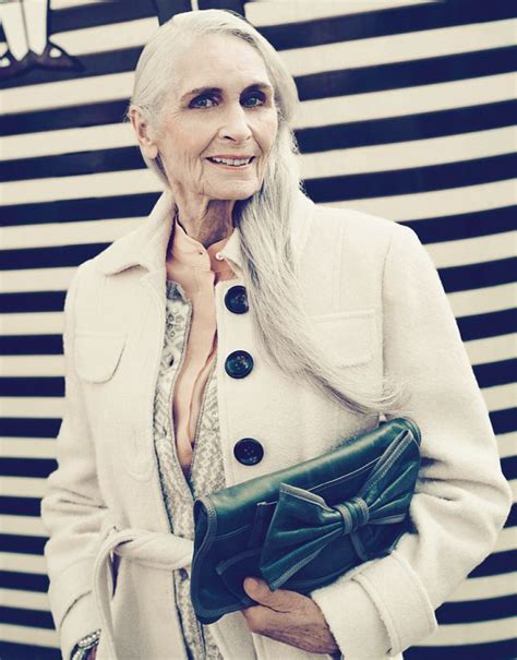 Modelo Mais Velha Do Mundo Daphne Selfe Posa Para Campanha De Moda