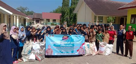 Pemkab Mesuji Gelar World Cleanup Day Gotong Royong Bersihkan