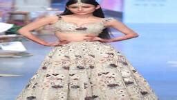 Mouni roy looks hot in lehnga set at lakme fashion week ramp check out her pics LFW लहग सट