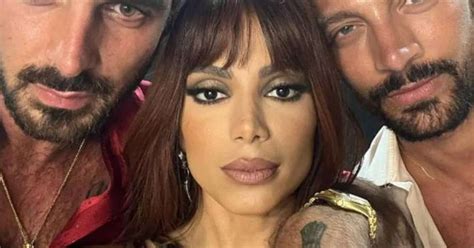 Anitta e astro de 365 Dias são vistos de mãos dadas e ator posta