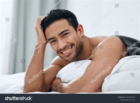3 233 imágenes de Hot guys bed Imágenes fotos y vectores de stock Shutterstock
