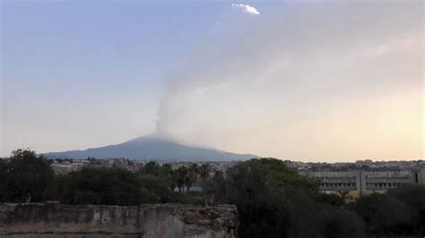 Parossismo Dell Etna Fontana Di Lava E Nube Di Cenere Alta