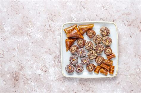 Восточные сладости, ассорти из традиционных рахат-лукумов с орехами ...