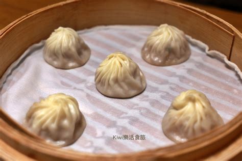 台中鼎泰豐小籠包｜台中美食鼎泰豐必點小籠包排骨蛋炒飯酸辣湯菜色高達九十多種可選台中大遠百美食 Kiwi 樂活食旅