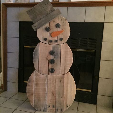 Diy Pallet Snowman For Christmas Decorations