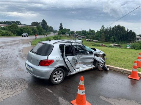 Caroneiro morre e condutor de veículo fica gravemente ferido em