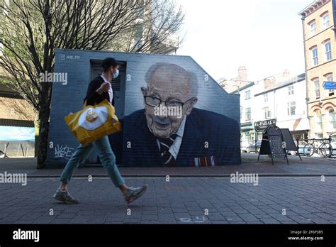 Sir Captain Tom Moore Mural Hi Res Stock Photography And Images Alamy