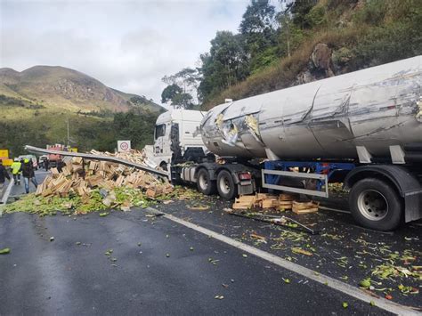 Caminhoneiro morre em colisão entre três carretas na Rodovia Régis