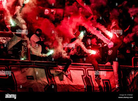 Los Seguidores De Standard Fotografiaron Durante Un Partido De F Tbol