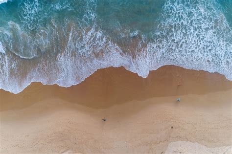 Vista A Rea De La Playa De Arena Y Olas En La Orilla Arenosa Foto Premium