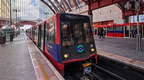 Dlr London Docklands Light Railway At Canary Wharf And Westferry