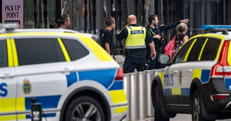 15 åring Begärs Häktad För Mord På Köpcentrum Svd