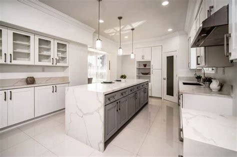 Calacatta Quartz Countertops (15 Types & Design Guide)