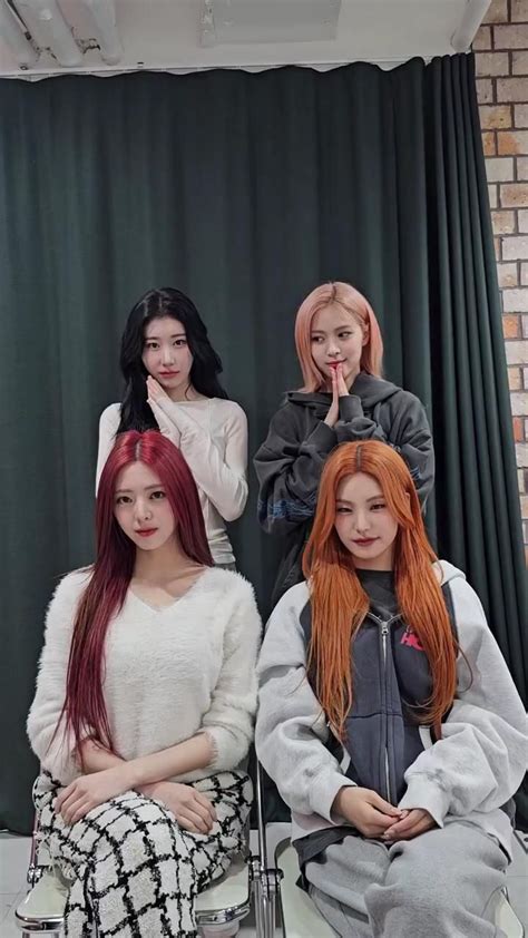 Santa Tell Us ITZY YEJI RYUJIN CHAERYEONG YUNA Santatellme