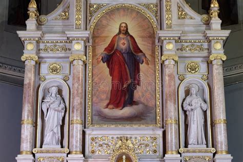 Altar Principal Na Basilica Do Sagrado Cora O De Jesus Em Zagreb Foto